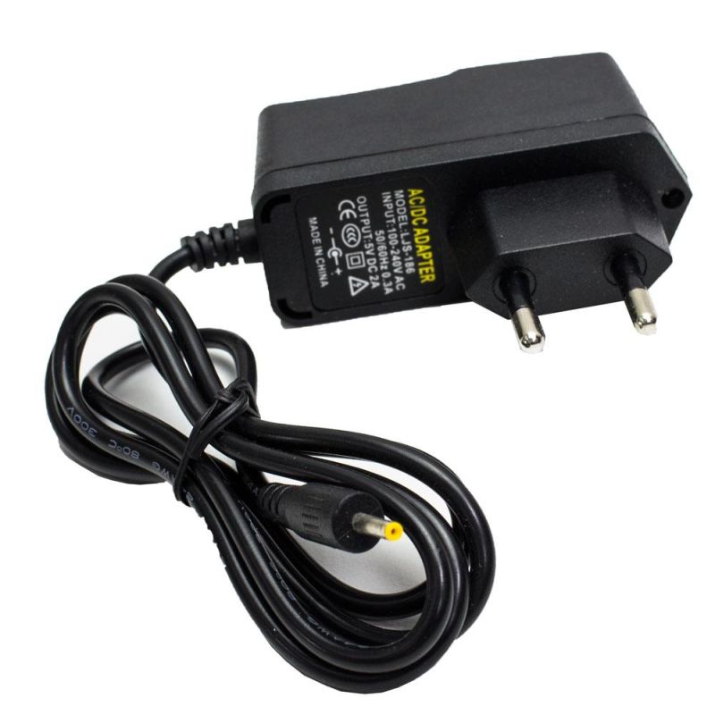 Cargador universal para tablet ⋆ Salida 5V 2A ⋆ Conector 2.5 mm ⋆ Entrada 100-240V ⋆ Compatible ⋆ Fuente de alimentación